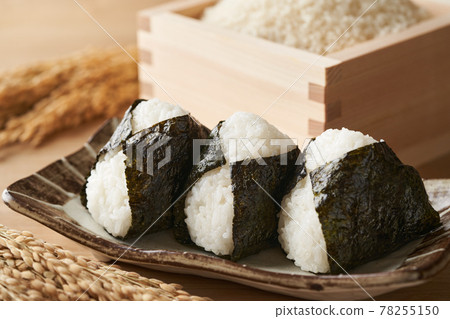 用海藻和米飯包裹的飯糰裝在盒子裡 78255150
