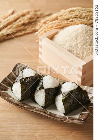 用海藻和米飯包裹的飯糰裝在盒子裡 78255152