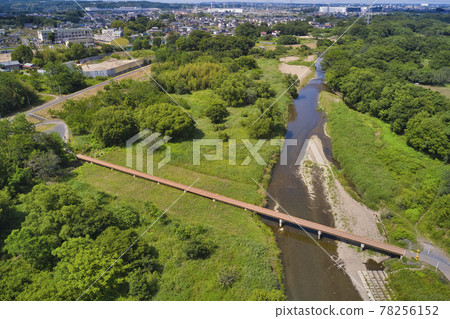 Saitama's subsidence bridge (submerged bridge) Wakamiya Bridge / Koma River Sakado City, Saitama Prefecture (aerial view by drone) Saitama's subsidence bridge (submerged bridge) Wakamiya Bridge / Koma River Sakado City, Saitama Prefecture (aerial view by drone) 78256152