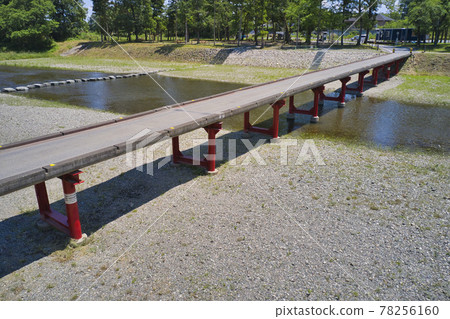 Saitama's subsidence bridge (submerged bridge) Kurakake Bridge, Toki River, Higashimatsuyama City, Saitama Prefecture (aerial view by drone) Saitama's subsidence bridge (submerged bridge) Kurakake Bridge, Toki River, Higashimatsuyama City, Saitama Prefecture (aerial view by drone) 78256160