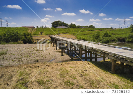 Saitama's subsidence bridge (submerged bridge) Shimada Bridge / Oppe River Sakado City, Saitama Prefecture (aerial view by drone) Saitama's subsidence bridge (submerged bridge) Shimada Bridge / Oppe River Sakado City, Saitama Prefecture (aerial view by drone) 78256183