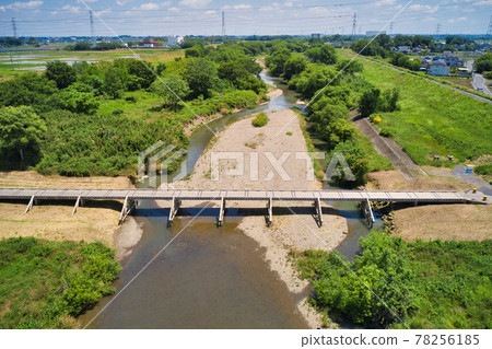 Saitama's subsidence bridge (submerged bridge) Shimada Bridge / Oppe River Sakado City, Saitama Prefecture (aerial view by drone) Saitama's subsidence bridge (submerged bridge) Shimada Bridge / Oppe River Sakado City, Saitama Prefecture (aerial view by drone) 78256185