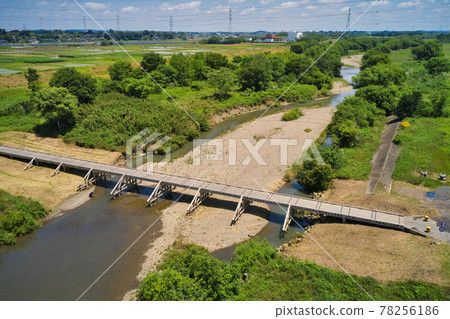 Saitama's subsidence bridge (submerged bridge) Shimada Bridge / Oppe River Sakado City, Saitama Prefecture (aerial view by drone) Saitama's subsidence bridge (submerged bridge) Shimada Bridge / Oppe River Sakado City, Saitama Prefecture (aerial view by drone) 78256186