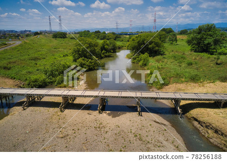 Saitama's subsidence bridge (submerged bridge) Shimada Bridge / Oppe River Sakado City, Saitama Prefecture (aerial view by drone) 78256188