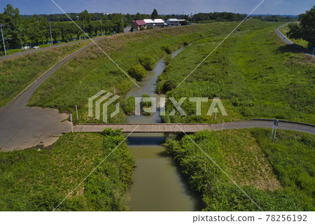 Saitama's subsidence bridge (submerged bridge) Kamatori Bridge / Koaze River Kawagoe City, Saitama Prefecture (aerial view by drone) 78256192