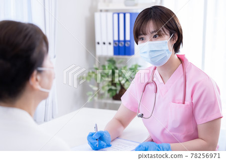 醫生女醫生詢問冠狀病毒疫苗接種 醫生女醫生詢問冠狀病毒疫苗接種 78256971