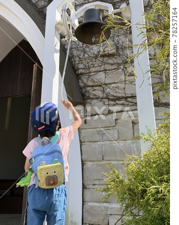 Boy ringing the bell Boy ringing the bell 78257164