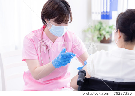 醫生女醫生用冠狀病毒疫苗打老人 78257359
