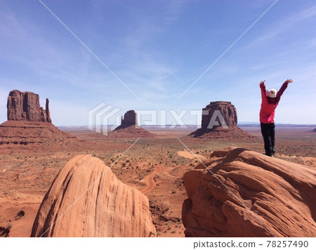 A woman who experiences nature 78257490
