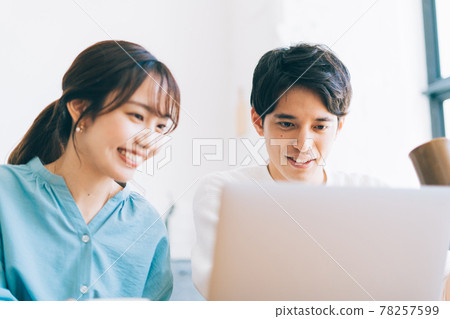 年輕夫婦一起看電腦 78257599