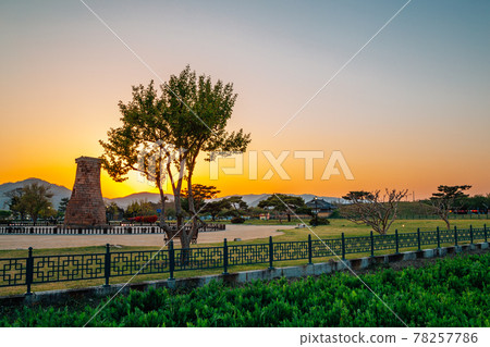 Sunset of Cheomseongdae observatory in Gyeongju, Korea 78257786