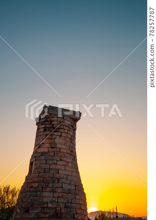 Sunset of Cheomseongdae observatory in Gyeongju, Korea 78257787