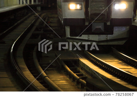 Light pattern 1/2 that illuminates the railroad tracks 78258067