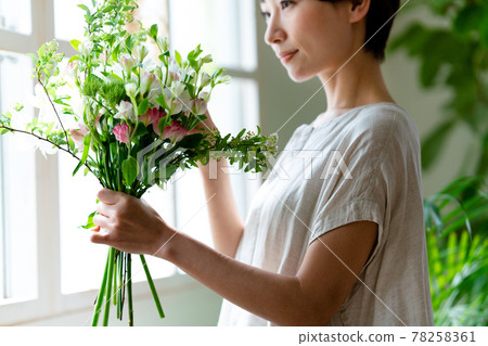 看著窗邊一束花的女人 78258361