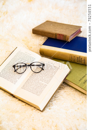 Material image of antique image of foreign books and glasses 78258551