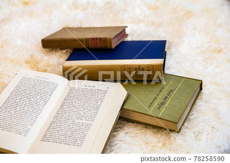 外國書籍重疊的古董圖像的材料圖像 外國書籍重疊的古董圖像的材料圖像 78258590