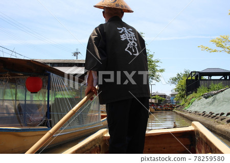 Experience going down the river on a Japanese boat in Omihachiman for sightseeing in Shiga 78259580