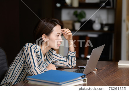 中年女性商務疲勞 78261835
