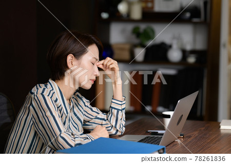 中年女性商務疲勞 78261836