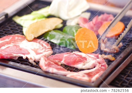 BBQ charcoal grill 78262556