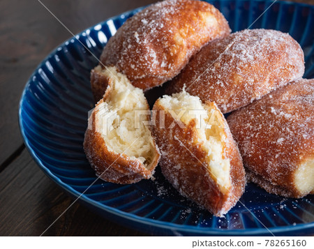 A donut named Malasada. Sweet sweets made by sprinkling plenty of sugar on fried bread. 78265160
