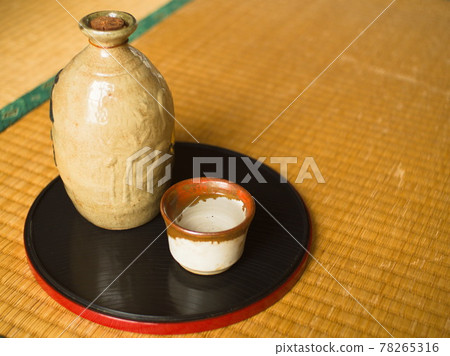 舊酒瓶和豬口 舊酒瓶和豬口 78265316