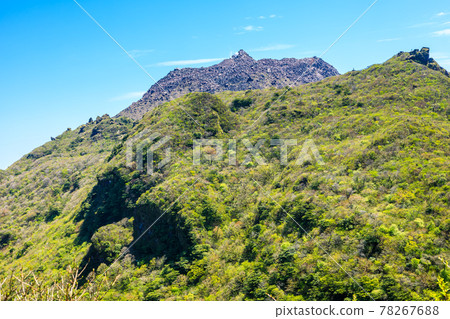 Fresh green Unzen Heisei Shinzan and Mt. Fugen [Unzen City, Nagasaki Prefecture] 78267688