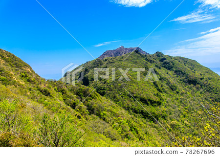 Fresh green Unzen Heisei Shinzan and Mt. Fugen [Unzen City, Nagasaki Prefecture] 78267696