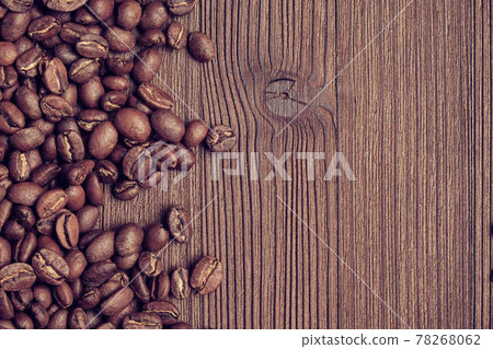 Coffee beans on a burnt board. Top view. 78268062