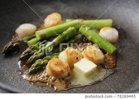 黃油炒綠蘆筍和扇貝 黃油炒綠蘆筍和扇貝 78269493