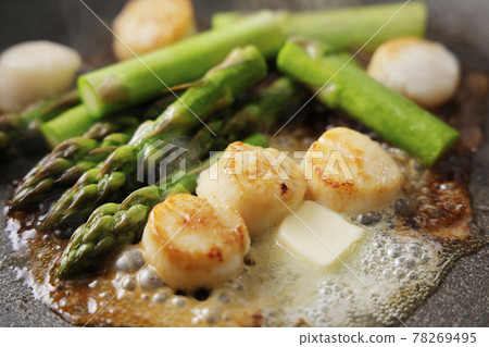 黃油炒綠蘆筍和扇貝 黃油炒綠蘆筍和扇貝 78269495