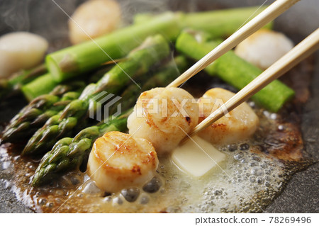 黃油炒綠蘆筍和扇貝 78269496
