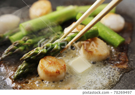 Stir-fried green asparagus and scallops with butter 78269497