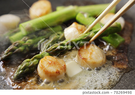 Stir-fried green asparagus and scallops with butter 78269498