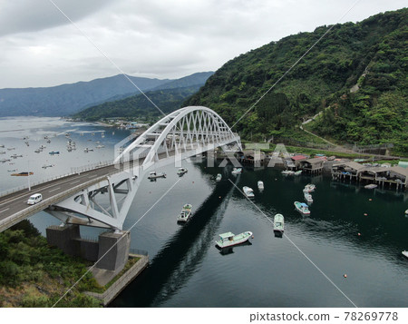 Ushine大橋和Ushine腳下漁港的鳥瞰圖 78269778