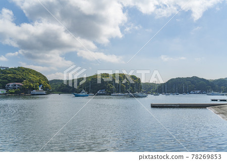 小網代湾 요트 하버 별장지 작은 아지 숲 의 풍경 카나가와 현 미우라시 소 스톡사진