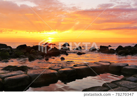 北海道Minaumi海灘溫泉和黎明太陽 78270347