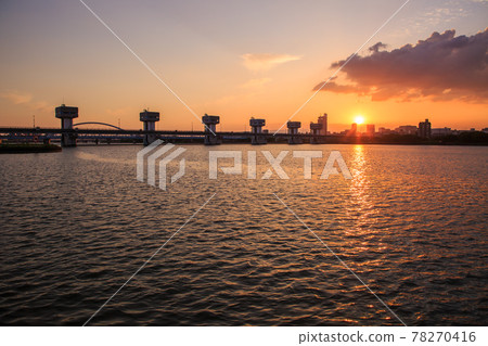 Evening view of Yodogawa Great Barrier and Riverbed Park 78270416
