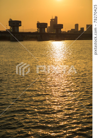 淀川大壩和河床公園的夜景 78270425