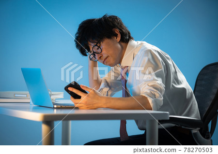 商人加班累了又擔心 78270503