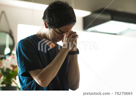 Men in their 20s and 30s indoors 78270665