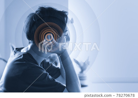 室內 20 多歲和 30 多歲的男性 78270678