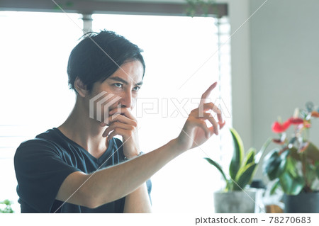 Men in their 20s and 30s indoors Men in their 20s and 30s indoors 78270683