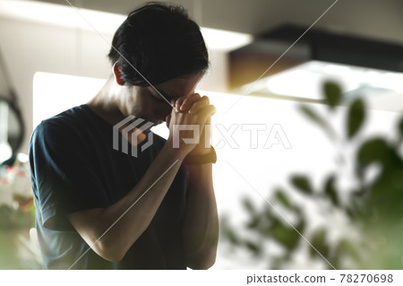 室內 20 多歲和 30 多歲的男性 78270698