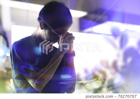 Men in their 20s and 30s indoors Men in their 20s and 30s indoors 78270707