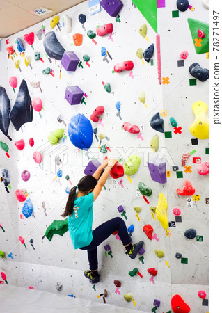 《Bouldering Studio》 A child trying to bouldering 78271497
