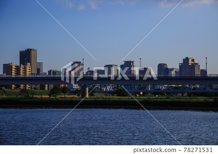 Scenery overlooking the direction of Umeda Nakatsu from the Yodogawa Riverbed Park 78271531