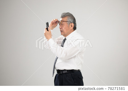 Businessman smartphone senior presbyopia Businessman smartphone senior presbyopia 78271581