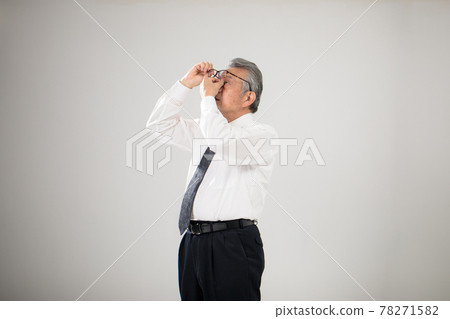 商人眼睛疲勞老人 78271582