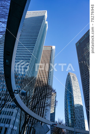 Skyscrapers of the skyscrapers of Nishi-Shinjuku towering over the blue sky from the intersection behind the Shinjuku police station Skyscrapers of the skyscrapers of Nishi-Shinjuku towering over the blue sky from the intersection behind the Shinjuku police station 78276948